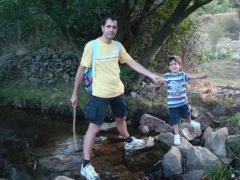 Hiking kids (Somosierra) walking pez