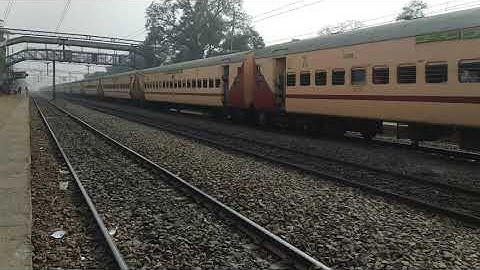 [Utkrisht Rake] Diverted Kalka Mail speeding through Neora