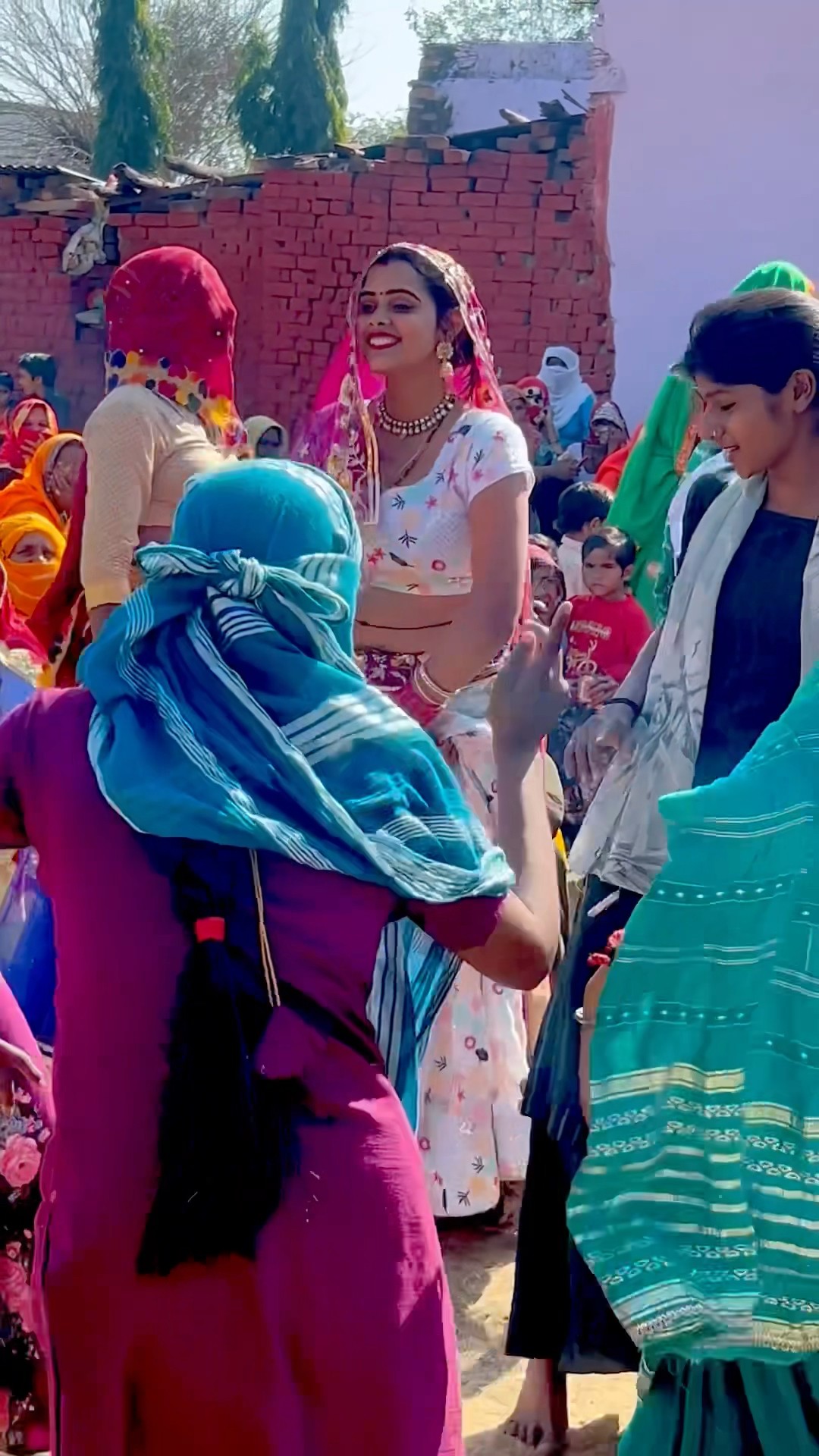 करेगो बदनामी जमानों भारी बेरी #shorts #dance #meenu #trending #ytshorts
