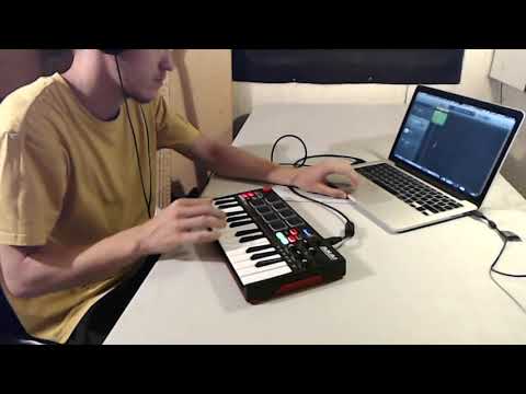 Looping with AKAI MPK Mini Play (GarageBand)