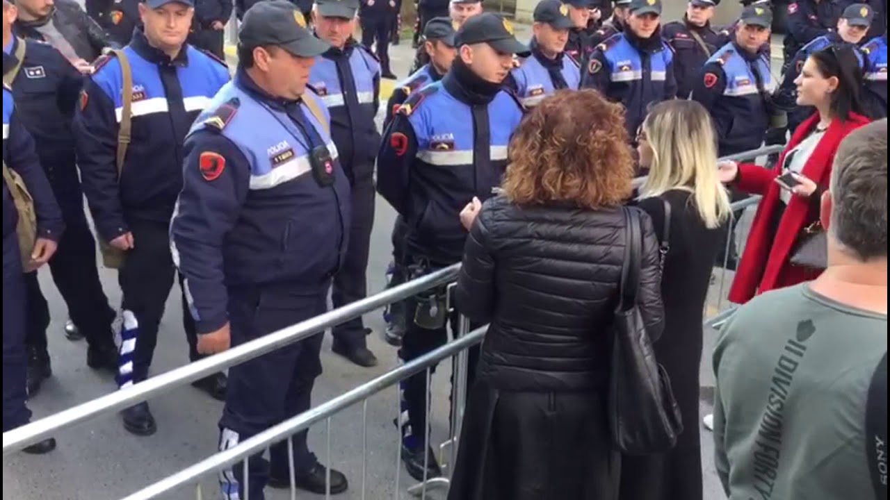 PD: Policia pengon mediat të hyjnë parlament, ja arsyeja