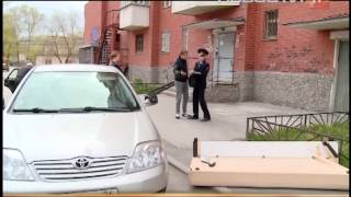 Диван упал на машину видео важно!!!! смотреть всем москвичам!!!! упала глыба льда на машину