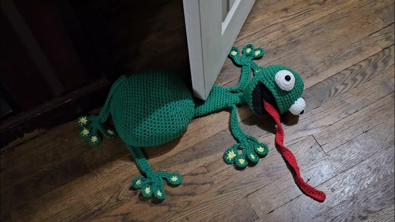 frog-doorstop-crochet-wipandchain-youtube