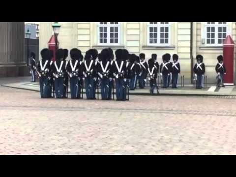 ¿Como es el Cambio de Guardia en Amalienborg? Copenhague