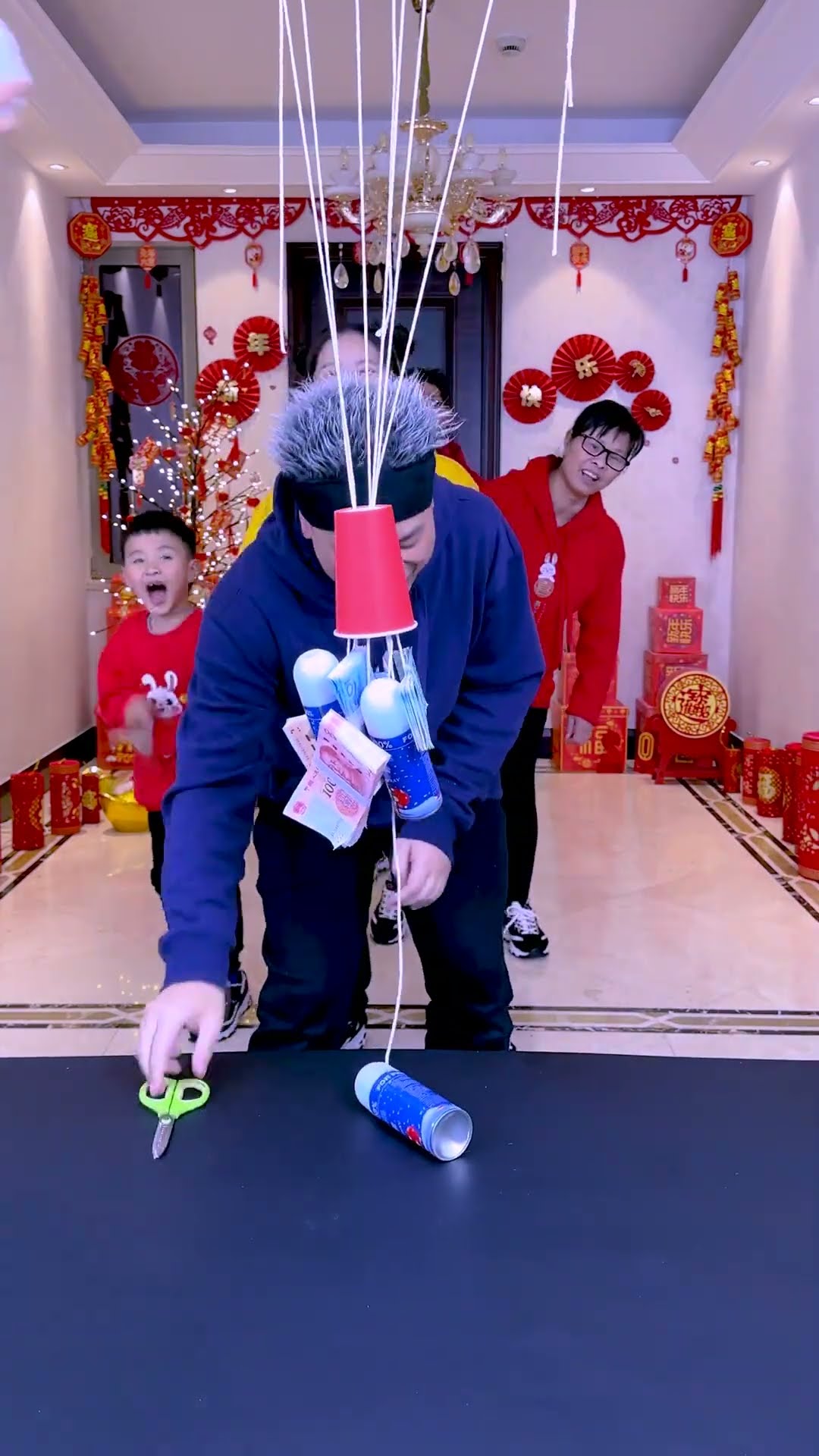 Rope Cutting Challenge, Who Is The Lucky One To Get The Cash#Funnyfamily #Partygames #Funny #Shorts
