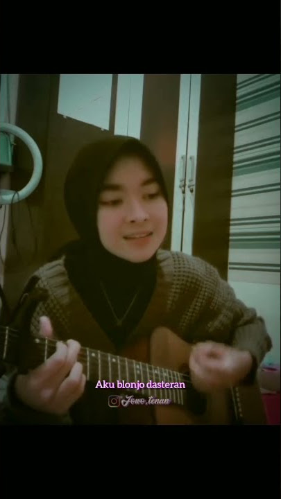 Hijab cantik main gitar sambil bernyanyi