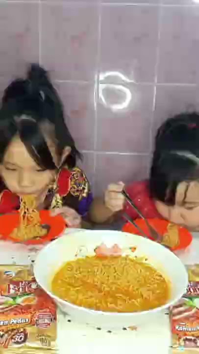 ANAK KECIL MAKAN MIE BON CABE LEVEL 30 | MAKAN MIE PEDAS | BOCAH MAKAN MIE PEDAS LEVEL 30