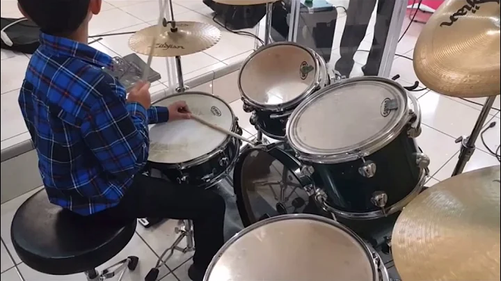 Tocando Bateria en la iglesia,.