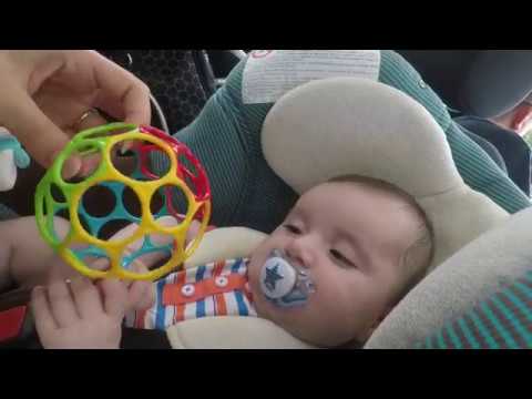 Vidéo: Comment occuper mon bébé dans la voiture ?
