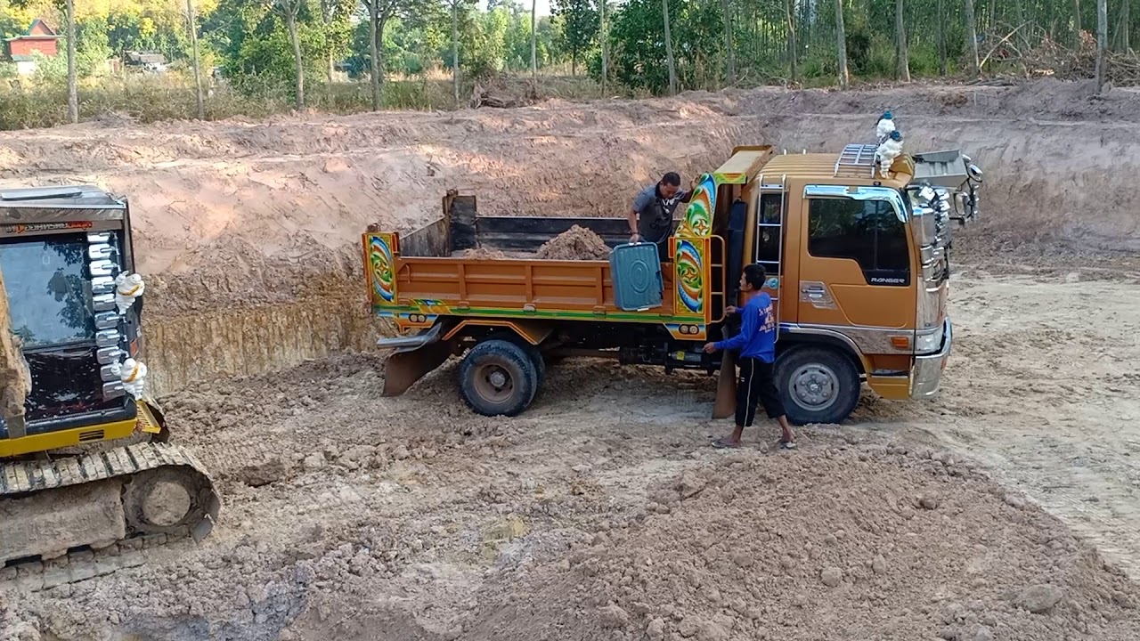 ย้ายบ่อใหม่ต้อนรับต๊ะท่อลั่น dump truck excavator 25 ธันวาคม ค.ศ. 2018