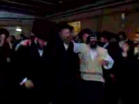 rav schlesinger dancing with yitzchok