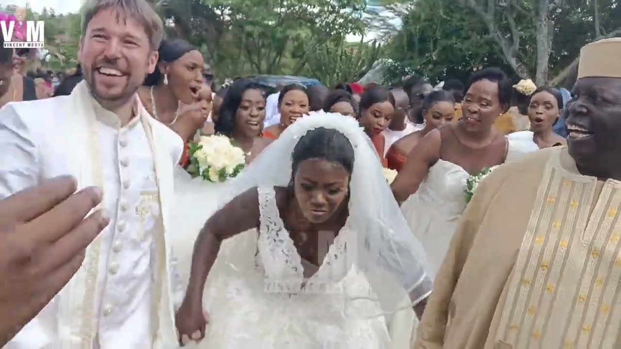 AKOTHEE DANCING VIGOROUSLY AT HER WEDDING! - YouTube