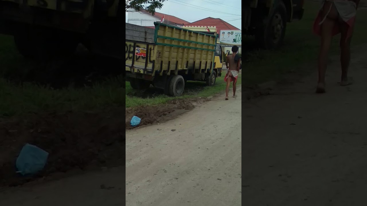 Orang Gila Bersarungkan Bendera Merah Putih - YouTube
