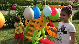 Fatih Selim ve Erva içi su ve oyuncak dolu balonları patlatıyorlar birbirlerini ıslattılar Resimi