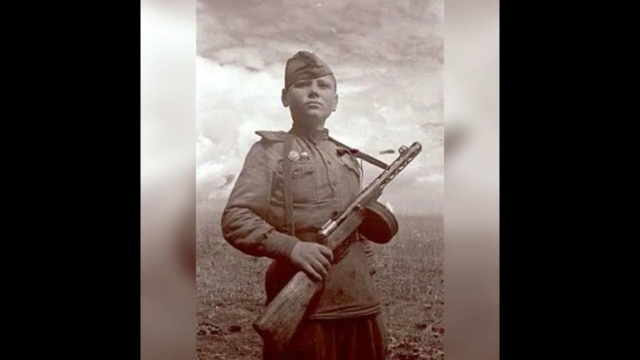 Мать провожает сына на фронт. Проводы на войну. Песня уходил сын на войну. Сын владимира высоцкого. Мальчики уходят на войну.