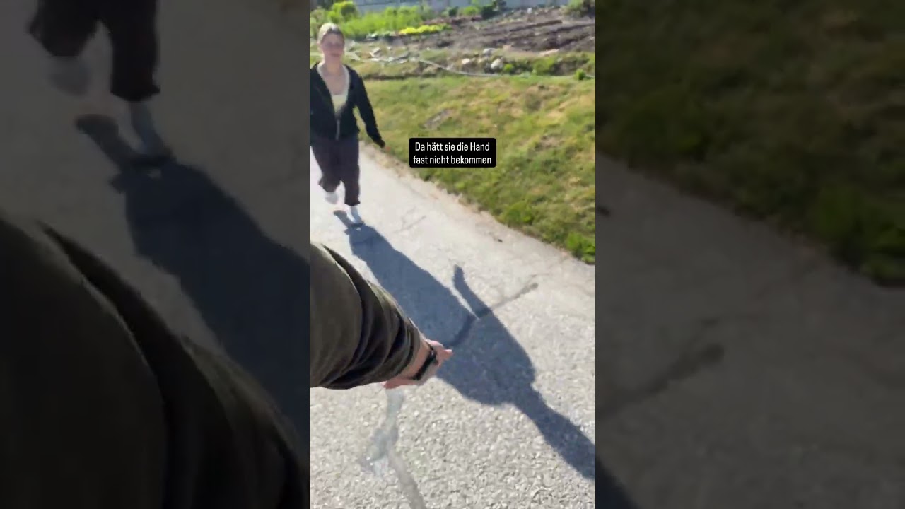 Close Call 
- #gfmeme #freundin #händchenhalten