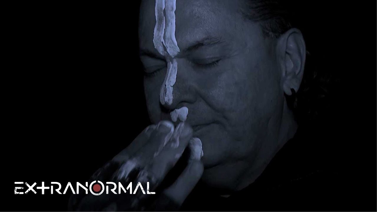 Extranormal | Cruces blancas.