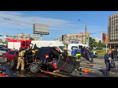 Массовое ДТП в Санкт-Петербурге: 13 автомобилей столкнулись и превратились в груду металла