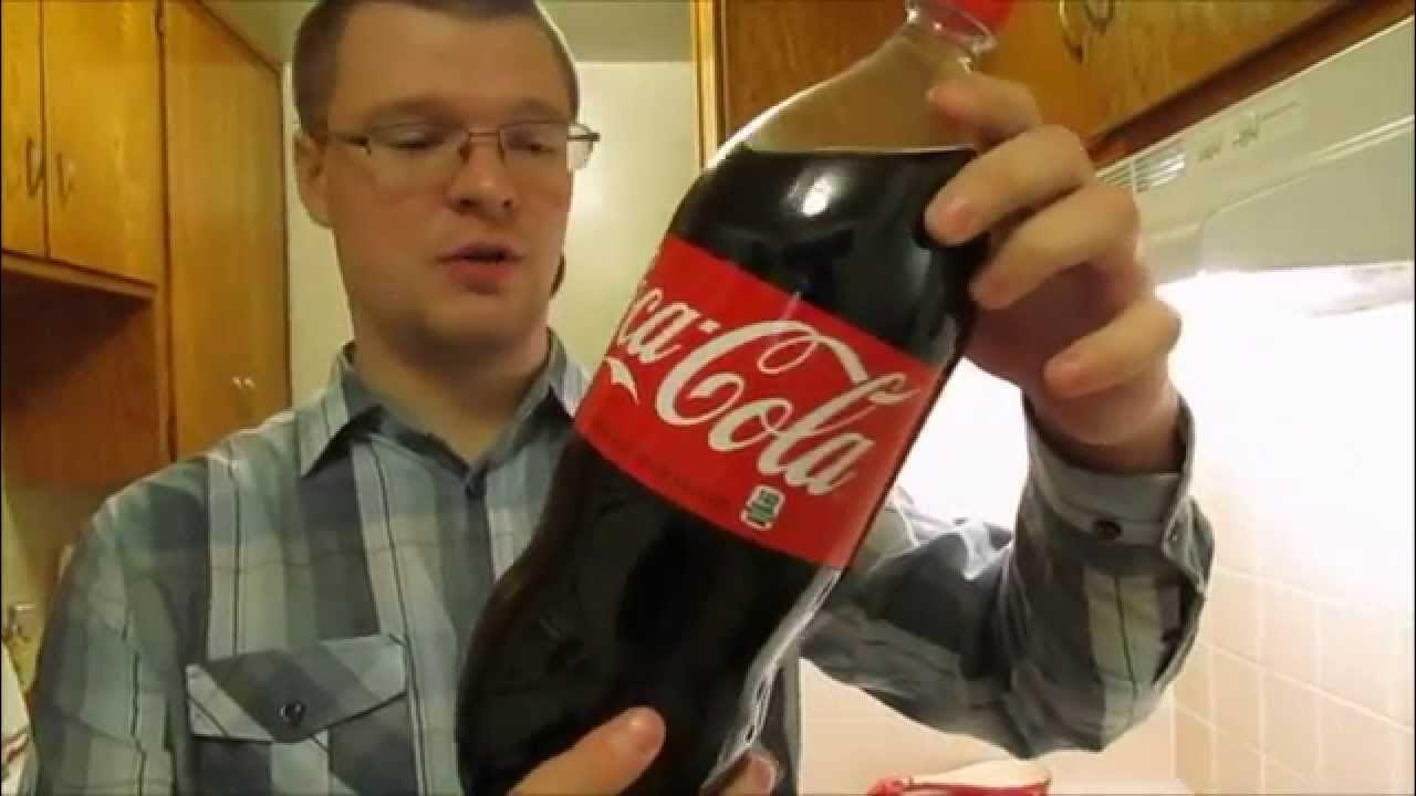 Парень пьет кока колу. Вредная газировка. Кока колу запить. Кока кола. Кока колу запить.