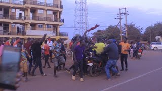 Shabiki wa Yanga ashambuliwa Polisi waingilia kati, achaniwa jezi barabarani, kasulu kigoma