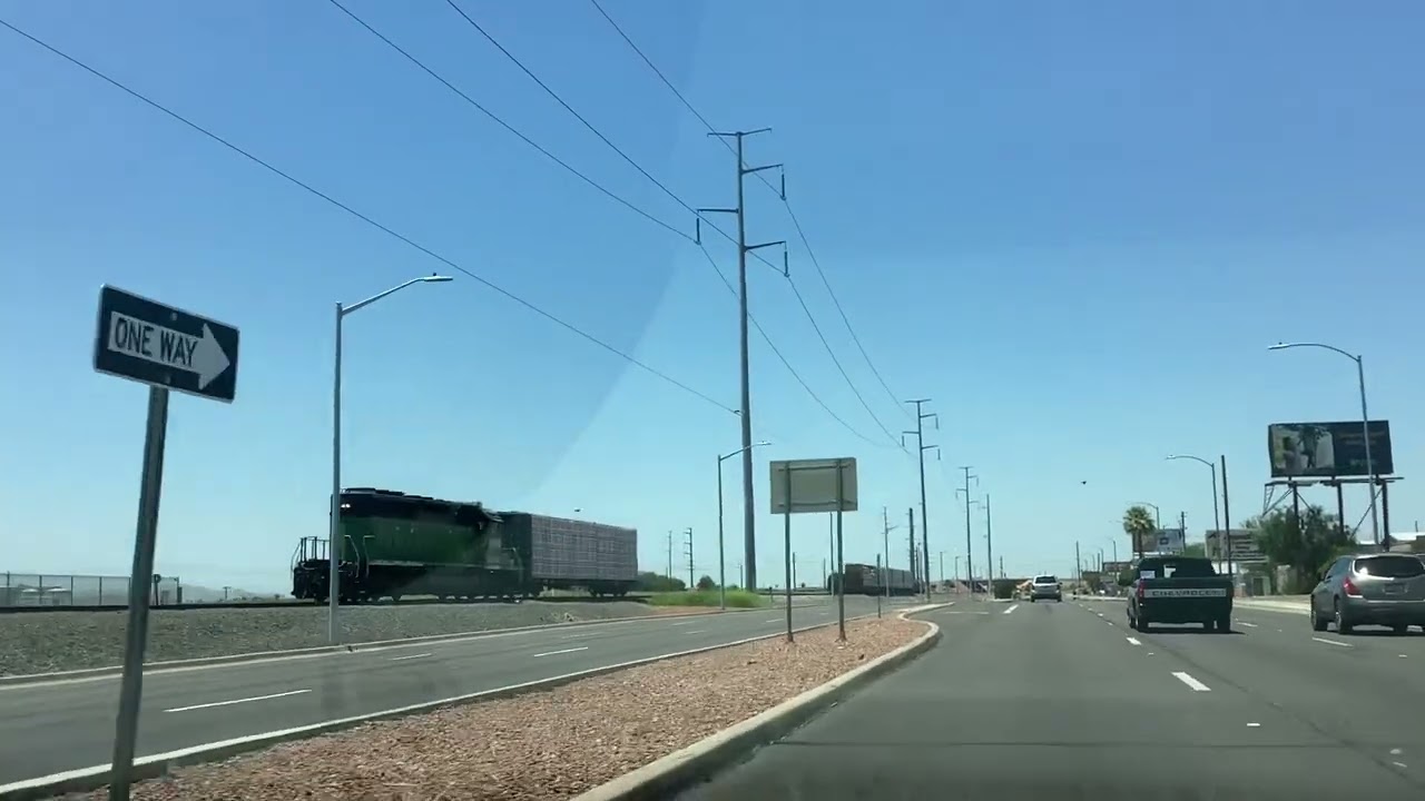 BNSF 1686 waits at Glendale AZ