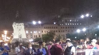 En La Plaza San Martín, Luchando