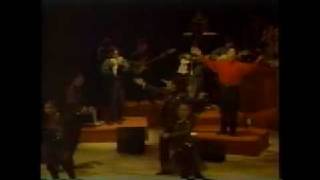 Video thumbnail of "YURI ORTUÑO - COMO LAS MARIPOSAS ( caleb,josue y joel)"