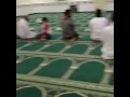 الشيخ محمد بن زايد يصلي صلاه العشاء في احدى مساجد الله يحفظه بدون حراس 