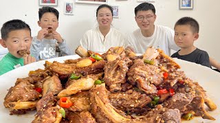 Dandan makes spicy pork ribs, the aroma is full of spicy and spicy