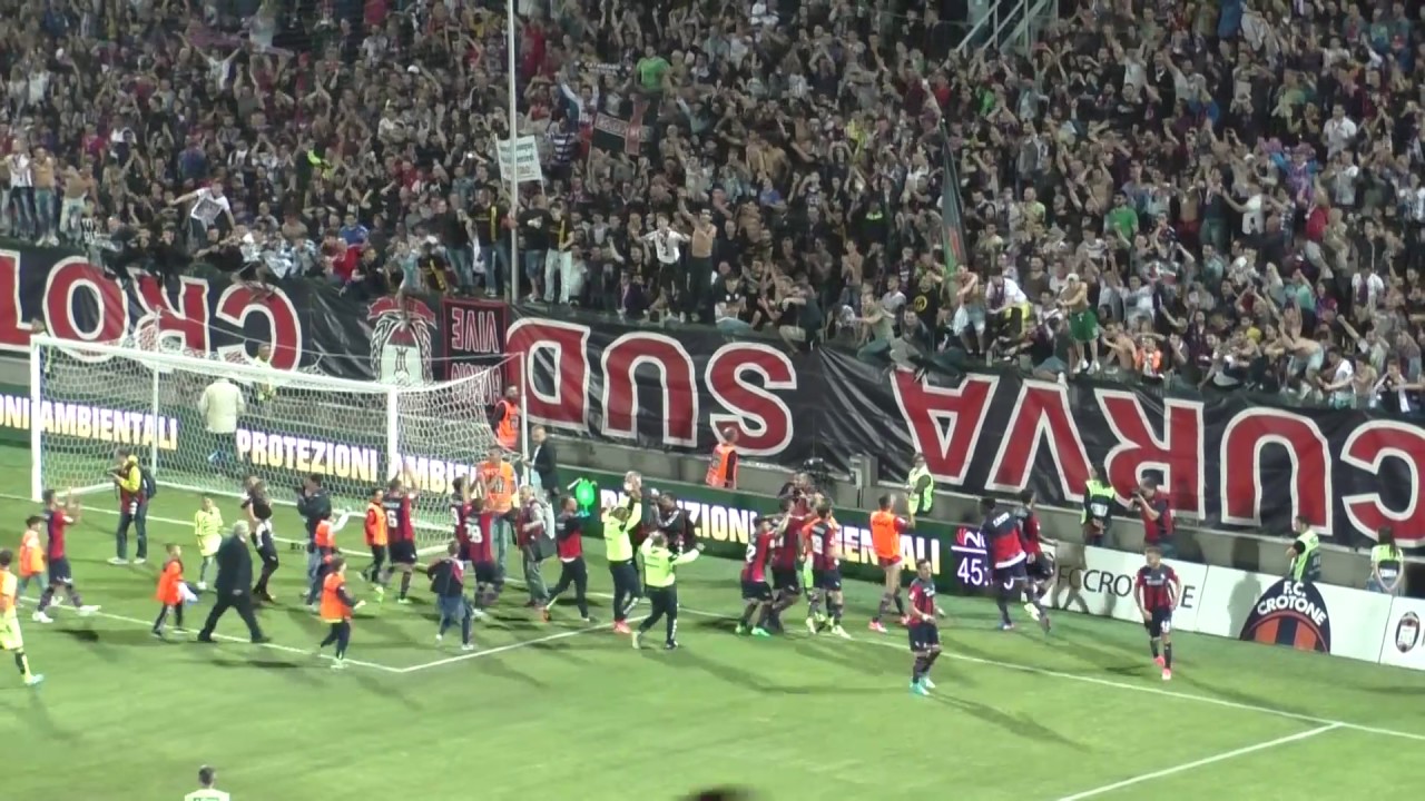 Immagini: Crotone, i festeggiamenti per la salvezza