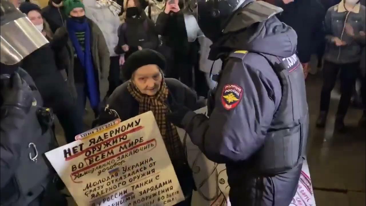 Против власти украины. Нет войне пикеты аресты. Задержали бабушку на митинге против войны. Бабушка с плакатом на митинге. Нет войне задержания пикеты.