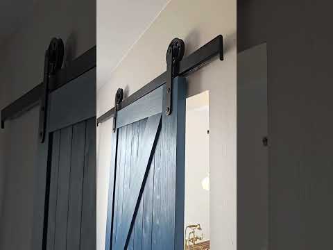 Sypialnia z prywatną łazienką: projekt z niebieskimi drzwiami barn door!  #interiordesign #sypialnia