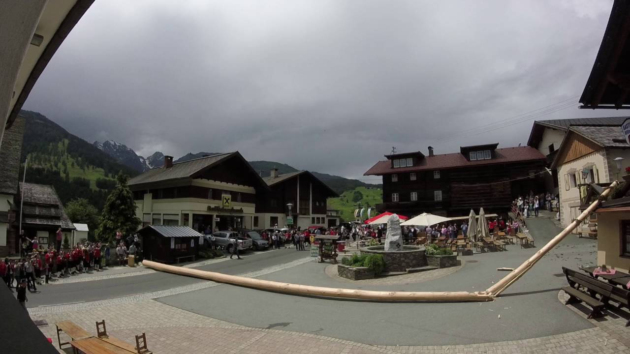 Maibaum fällt auf Gasthaus in Liesing im Lesachtal - YouTube