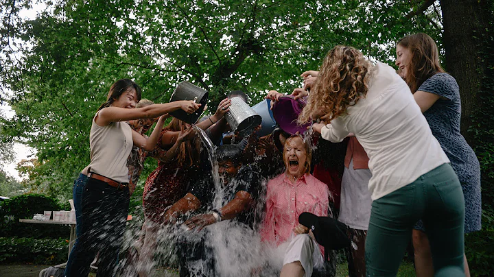 Judy Woodruff and Gwen Ifill accept the ALS ice bu...