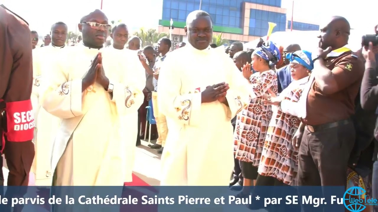 ORDINATIONS DIACONALE ET PRESBYTERALE SUR LE PARVIS DE LA CATEDRALE SAINTS  PIERRE ET PAUL.