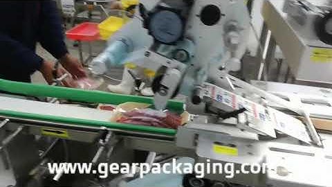 Supermarket beef meat tray box top surface automatic labeling machine real time print label applicat