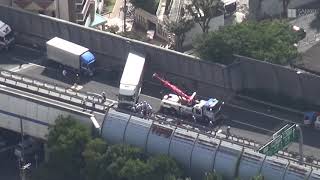 名神高速道路トラックが車線ふさぐ事故