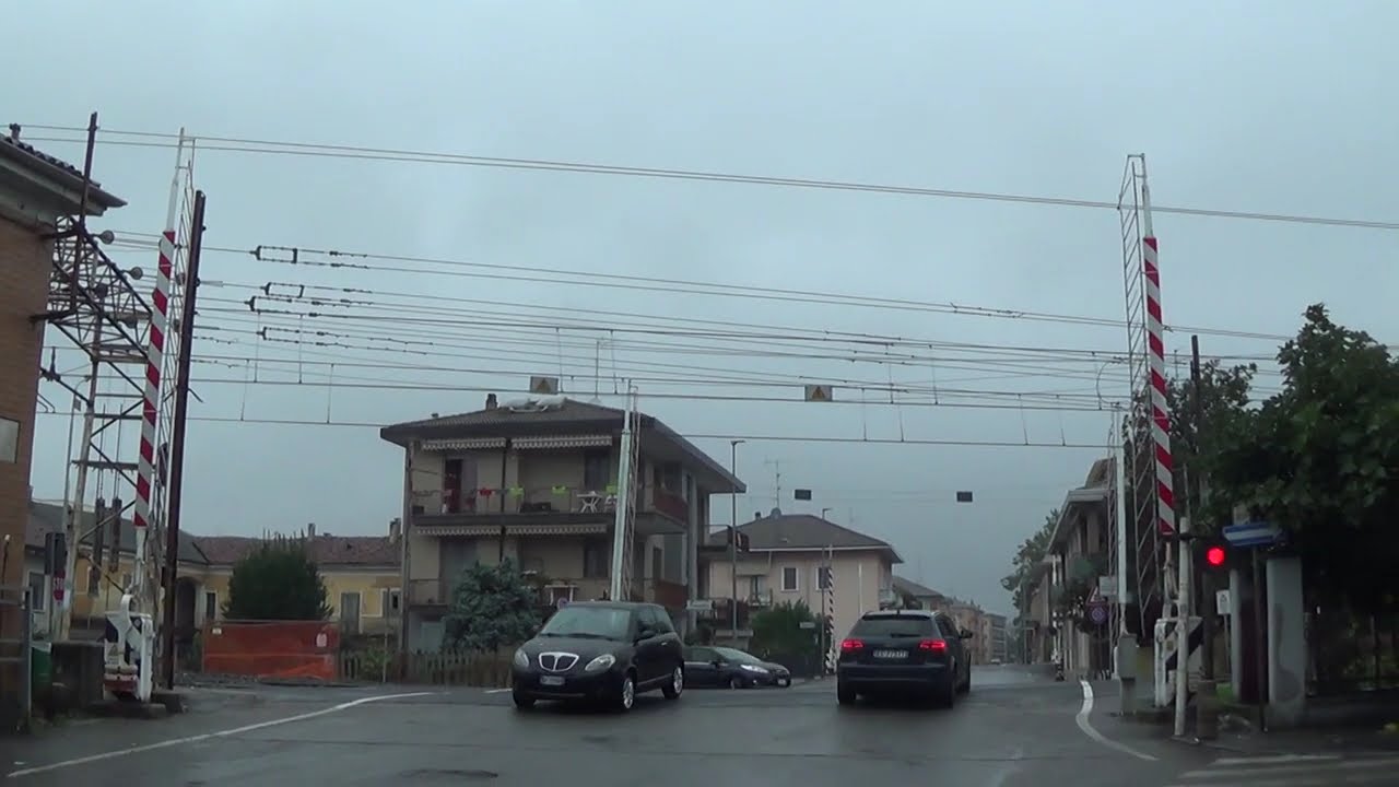 Passaggio a livello di via Guglielmo - Marconi (linea Torino - Milano) - Novara / Level Crossing