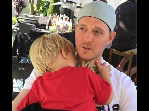 Video: Die Krebsbehandlung Von Michael Buble's Sohn Schreitet Voran