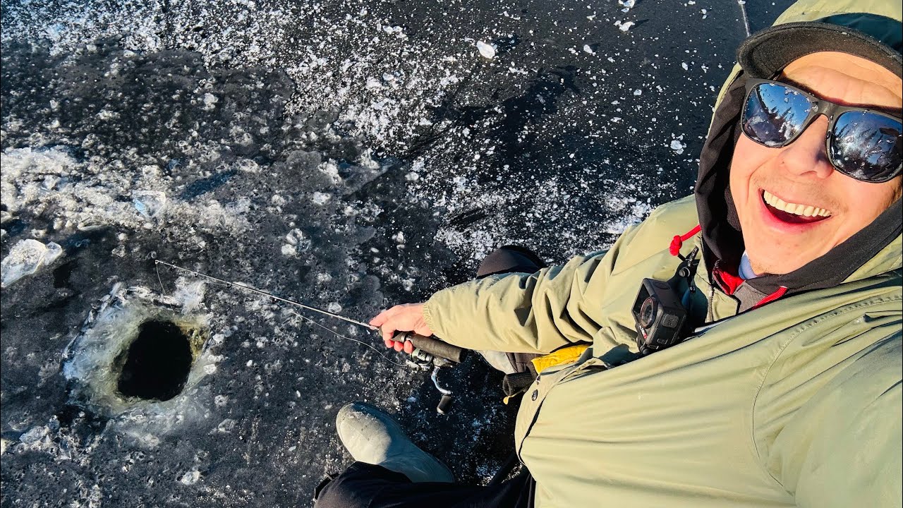 Подледная рыбалка на чистом льду без снега