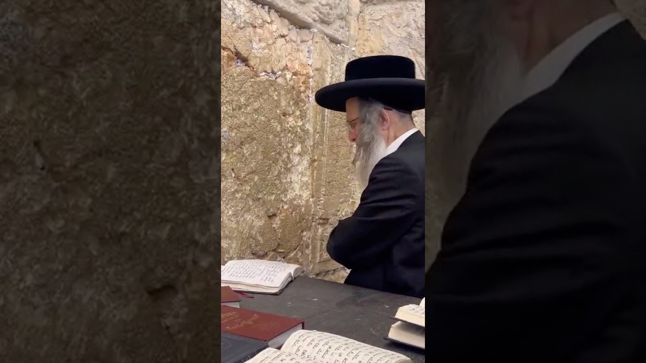 המשפיע ר״ אלימלך בידרמן בתפילת נשמת בכותל המערבי