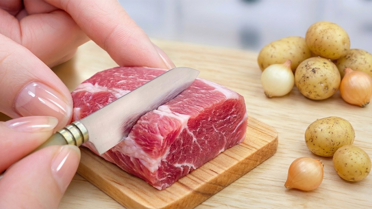 美味しすぎて衝撃 ! 世界一小さい肉じゃが作ってみた | So Yummy Tiny Japanese Nikujaga Cooking ASMR