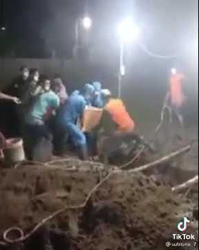 Video lucu 😅!! Saat menguburkan Jenazah seorang pria jatuh