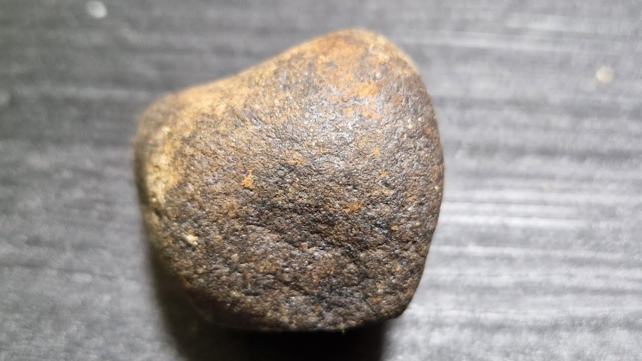 حجر نيزك ام حجر حديد من الهيماتيت،  تجارب للتأكد ان كان الحجر حجرا نيزكيا له قيمة.