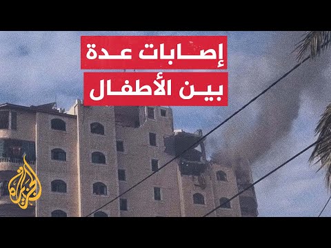 مشاهد توثق إصابة أطفال في قصف مبنى سكني قرب النصيرات وسط قطاع غزة