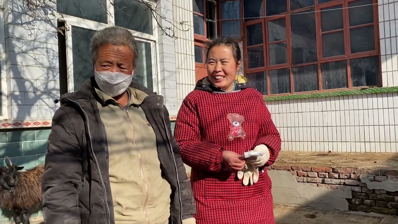 全家总动员打扫羊圈，老妈拿出爷爷分的财产，凡凡喜欢的爱不释手 #祖辈留下的财产 #勤劳的农村人 #我的农村真实生活 #打扫羊圈 #平凡生活 #三农