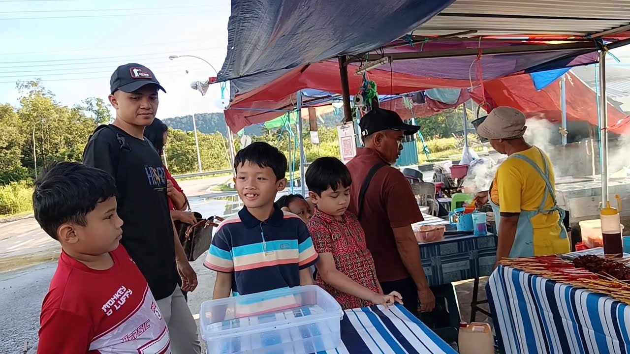 MAKAN DURIAN KAMPUNG DIJUAL PENDUDUK DI SEKITAR TEPI JALAN SERIAN 