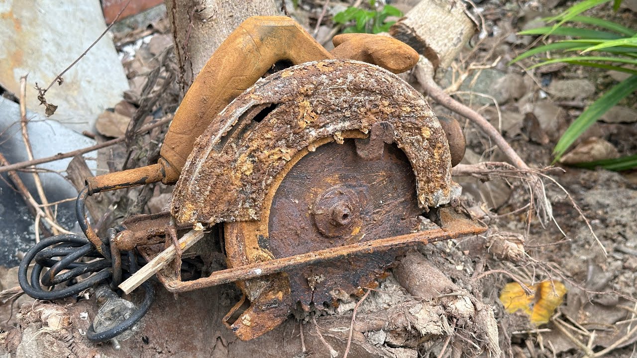 This Japanese chainsaw was very old; I restored it to its original condition