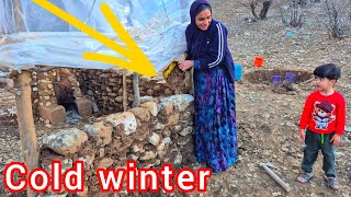 Download Lagu De strijd van een dakloze moeder om te overleven; een onderdak bouwen tegen kou en regen. MP3