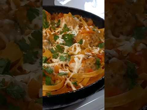 Гнезда из макарон с фаршем на сковороде